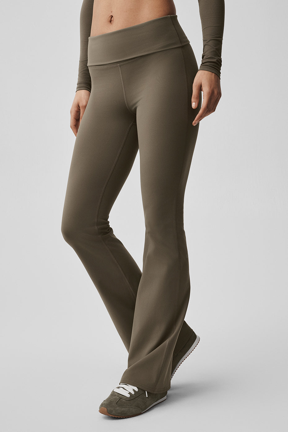 ALO  Legging évasé à rabat Softsculpt (régulier) - Olive Tree
