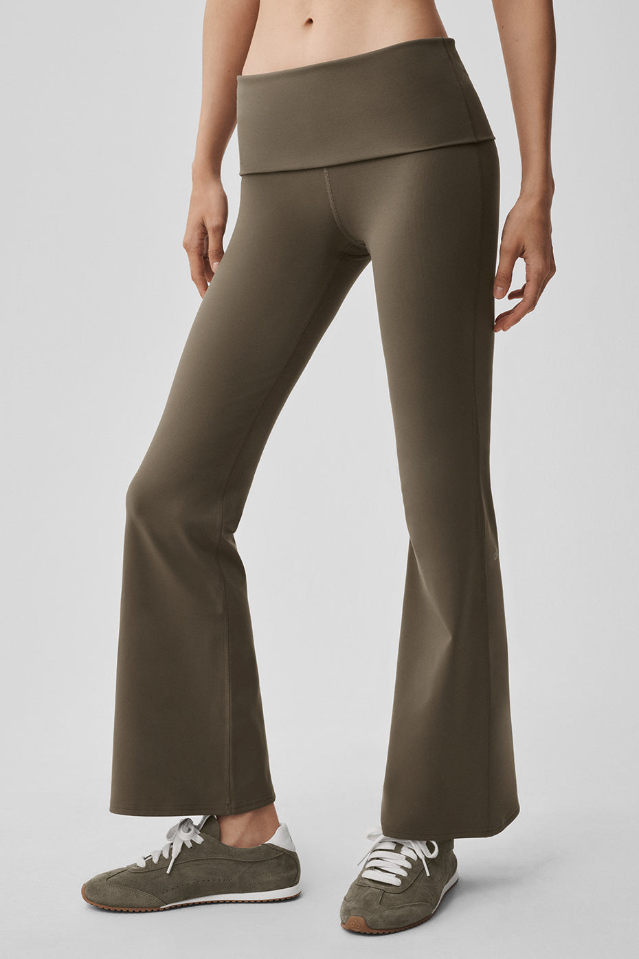 ALO  Legging évasé à rabat Softsculpt (court) - Olive Tree