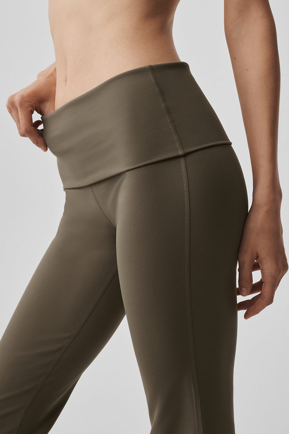 ALO  Legging évasé à rabat Softsculpt (court) - Olive Tree